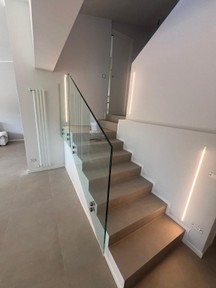 2-Rivestimento scalaControparte in cartongesso con illuminazione LED ad incasso.jpeg