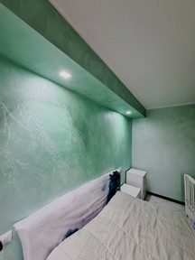 Cassonetto in cartongesso con faretti ad incasso e imbiancatura moderna con lavorazione pietra spaccata.jpeg