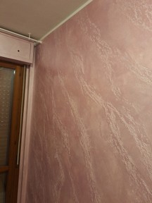 Parete in cartongesso con imbiancatura moderna con lavorazione pietra spaccata.jpeg