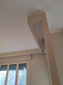Veletta in cartongesso per nascondere i binari delle tende.jpeg